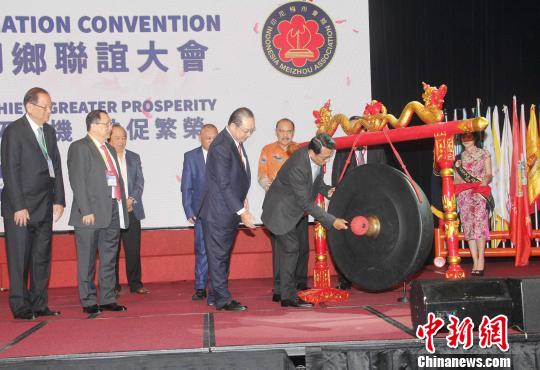 图为印尼总统办公厅主任穆尔多科到场击锣启幕。　林永传 摄