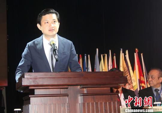 图为中国驻印尼大使馆领事参赞祝笛到场祝贺。　林永传 摄