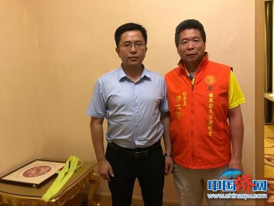世界郑氏宗亲总会总会长郑传兴(右)与福建郑氏宗亲合影。　郑洖泯 摄