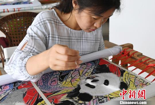 首幅3D背景AI锦绣熊猫在成都诞生