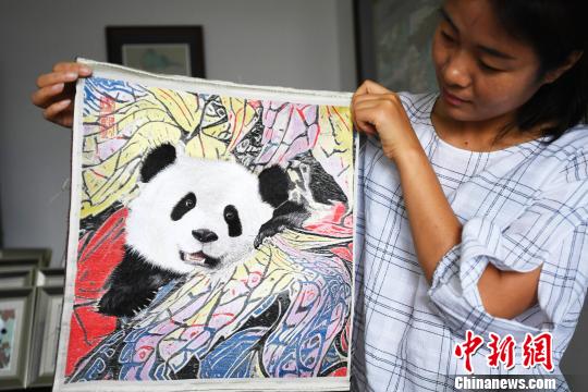 3D背景AI锦绣熊猫作品。　安源 摄