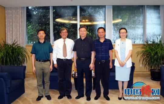 中共上海市委统战部副部长赵福禧会见4位第7届中国侨界贡献奖上海市获奖者。 上海市侨联供图。