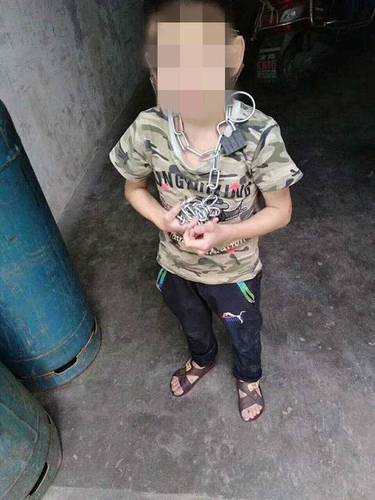 熊孩子被铁链锁家中 警方:未发现父母有虐待行为