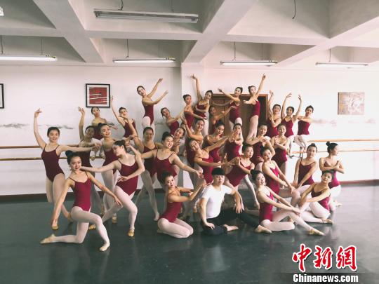 内蒙古一高校全班37人仅1名男生成为“班宠”（图）