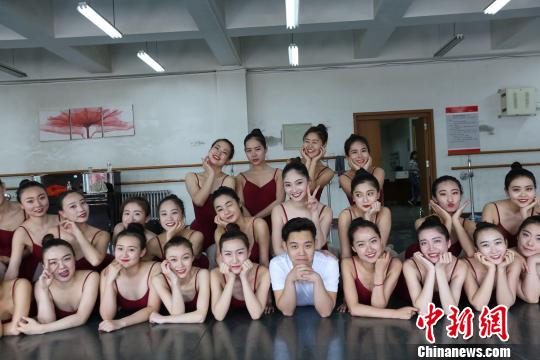 图为唐博伟和同学合影。　李强 摄