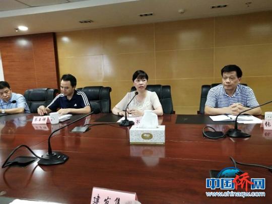 中国侨网孔副会长（右二）介绍有关企业出国境政策。