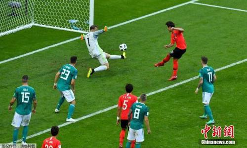 俄罗斯世界杯韩国2:0德国,卫冕冠军惨遭淘汰。图为金英权为韩国队破门。 点击进入下一页
