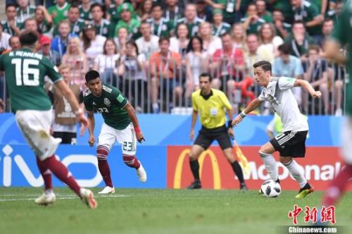 图为厄齐尔拿球。 <a target='_blank' href='http://www.chinanews.com/'>中新社</a>记者 田博川 摄 点击进入下一页