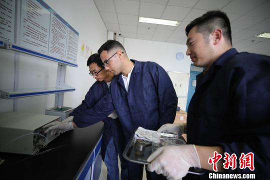 沙卫诗进行实验操作。　胡耀杰 摄
