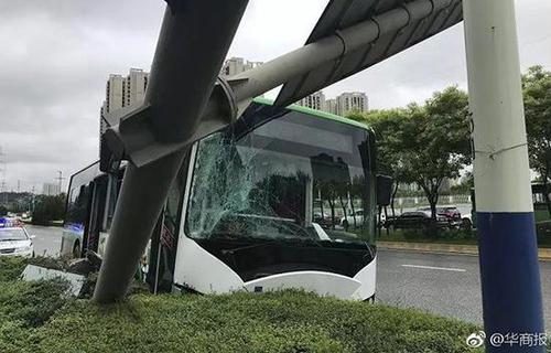 满载大学生公交冲上绿化带 撞倒指示杆:多人受伤