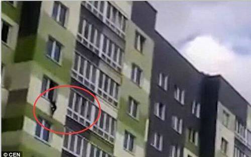 惊险!5岁男童在家从7楼摔下 领居们用毯子将其接住