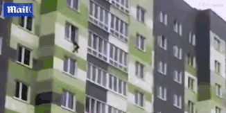 惊险!5岁男童在家从7楼摔下 领居们用毯子将其接住