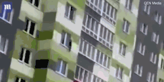 惊险!5岁男童在家从7楼摔下 领居们用毯子将其接住