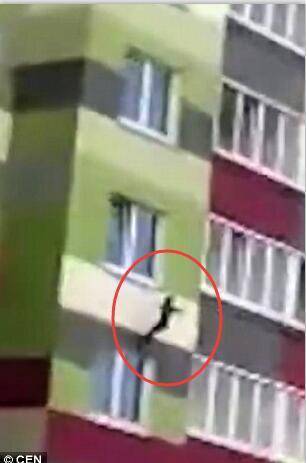 惊险!5岁男童在家从7楼摔下 领居们用毯子将其接住