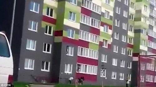 惊险!5岁男童在家从7楼摔下 领居们用毯子将其接住