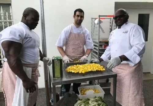 白宫厨师爱健身臂围61厘米 迅速走红惊动施瓦辛格 