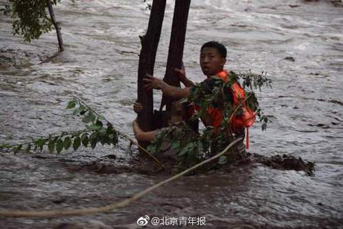 北京暴雨致车辆熄火 车内女子紧抱大树等待救援 