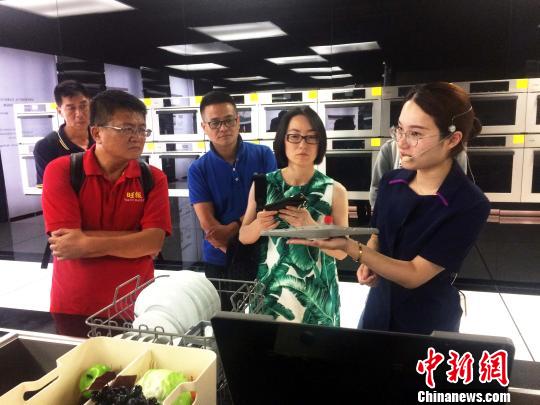 两岸媒体人走进浙江制造业企业探访转型升级新机遇