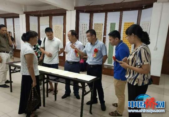 中国侨网万宁市第三届临帖书法作品展吸引众人观摩。　卓琳植　摄