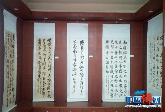 “万宁市第三届临帖书法作品展”展出作品100件。　卓琳植 摄