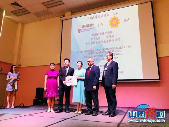 中国侨网图为“华文教育 名师巡讲”马来西亚团开讲仪式。　钟欣　摄