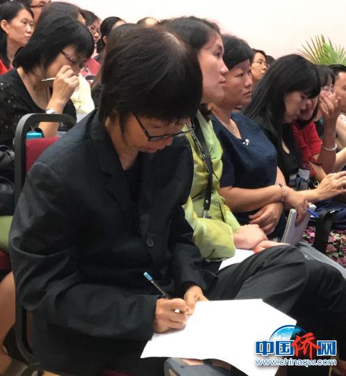 图为马来西亚华文教师在认真做笔记。　钟欣 摄