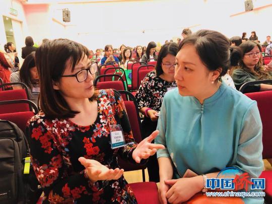 图为孙静老师与马来西亚华校老师在课间交流。　钟欣 摄