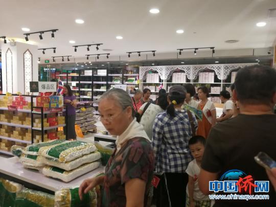 中国侨网中国消费者选购泰国商品　林浩　摄