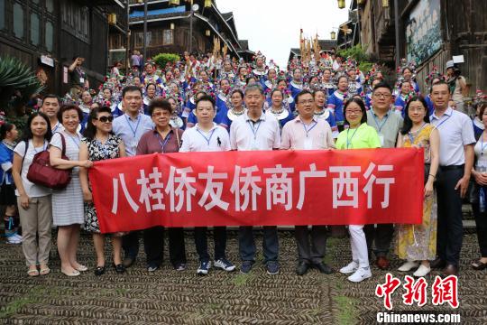 图为上海侨商感受侗族风情。　林馨 摄