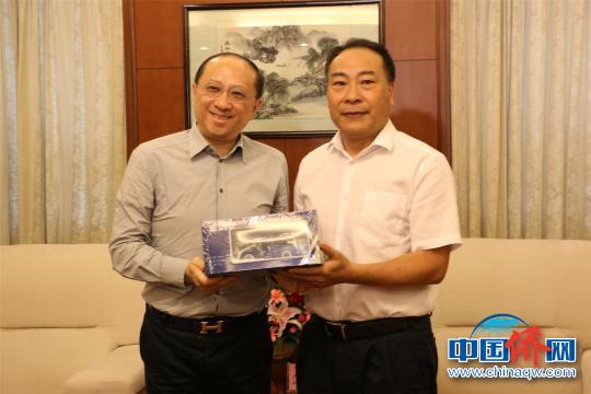 图为柳州市副市长焦耀光(右)向上海市侨务办公室副主任李群策赠送礼物。　林馨 摄