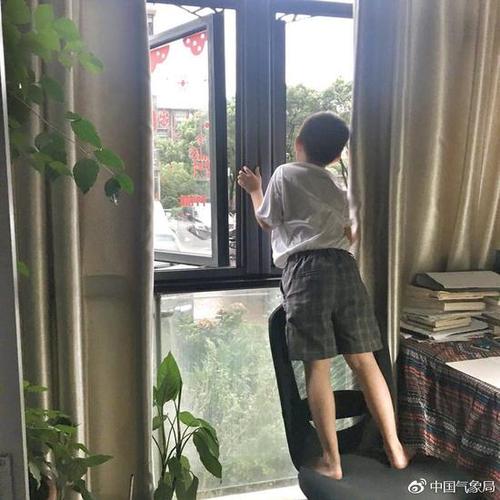 上海小鲜肉的台风日记:拿木板钻入床底演练避险