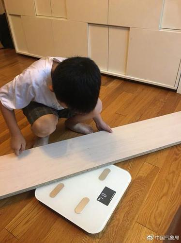 上海小鲜肉的台风日记:拿木板钻入床底演练避险