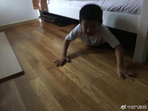 上海小鲜肉的台风日记:拿木板钻入床底演练避险