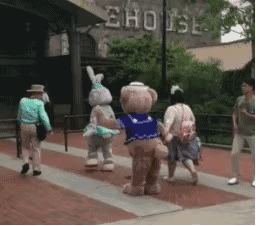 上海迪士尼人偶演员被打头 涉事游客被禁入园6个月