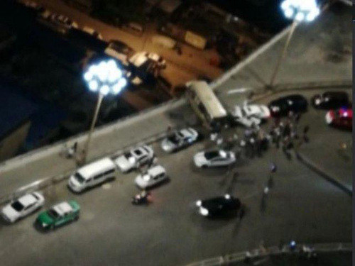 玛莎拉蒂撞路边中巴成废铁 司机:别救我 先救狗