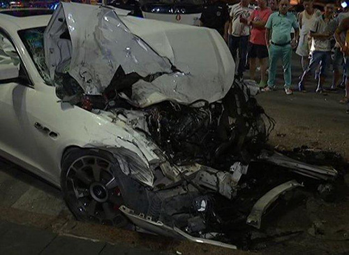 玛莎拉蒂撞路边中巴成废铁 司机:别救我 先救狗