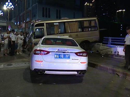 玛莎拉蒂撞路边中巴成废铁 司机:别救我 先救狗
