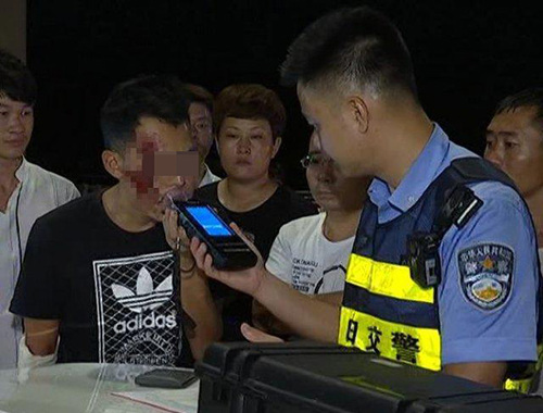 玛莎拉蒂撞路边中巴成废铁 司机:别救我 先救狗