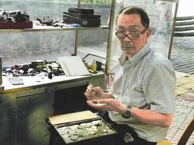 修表匠在儿子失踪处摆摊苦等30年 只想再见儿一面