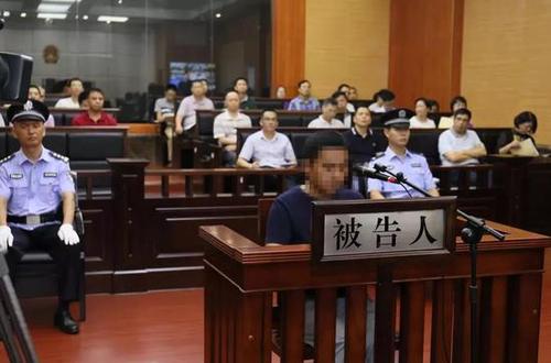 男子微信群转发12段视频 涉宣扬恐怖主义罪获刑