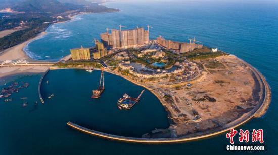 1月16日,记者在海南省万宁市日月湾综合旅游度假区人工岛项目看到,月岛项目已经停止建设,并将进行生态整体修复。据了解,万宁日月湾综合旅游度假区人工岛项目总填海面积97公顷,包含日岛和月岛。其中填海面积为49.1公顷的月岛项目未批先建,被中央环保督察组反馈意见后,停止了非法填海行为。围边岸滩出现大面积淤积并形成连岛沙坝,极大地破坏了海洋自然风貌。图为航拍海南省万宁市日月湾综合旅游度假区人工岛项目。<a target='_blank' href='http://www.chinanews.com/'>中新社</a>记者 骆云飞 摄 点击进入下一页