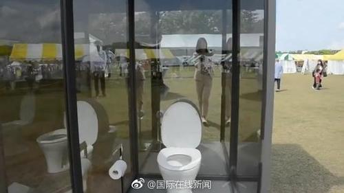 日本发明透明厕所 户外排泄能看到厕所外景象