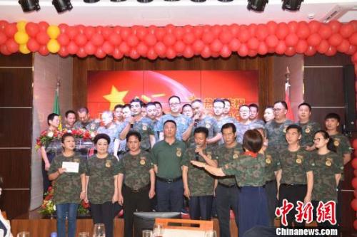 图为巴西中国退伍军人联谊会战友集体合唱会歌和军营歌曲。　莫成雄 摄