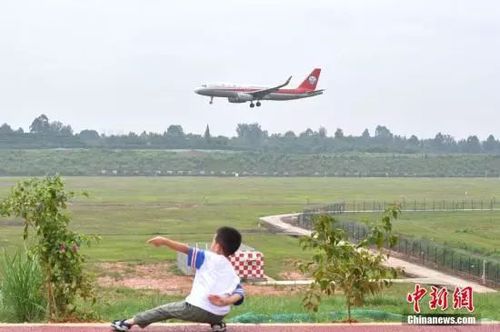 坐飞机买占座票是刚需还是炫富？网友炸锅了