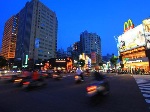 司机被贴罚单:因店家怕影响生意将车推出停车位