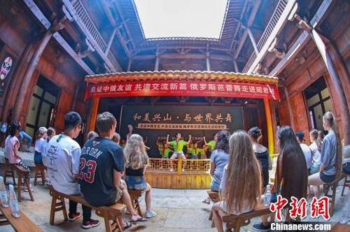 中国侨网俄罗斯芭蕾舞团在昭君故里交流演出　李赟　摄
