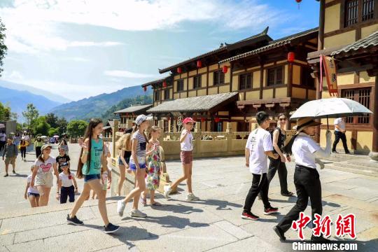 俄罗斯芭蕾舞团参观湖北兴山昭君村 李赟 摄