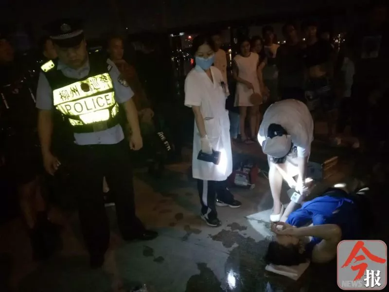 男子深夜散步发现河面漂来一名女子 身上散发酒气