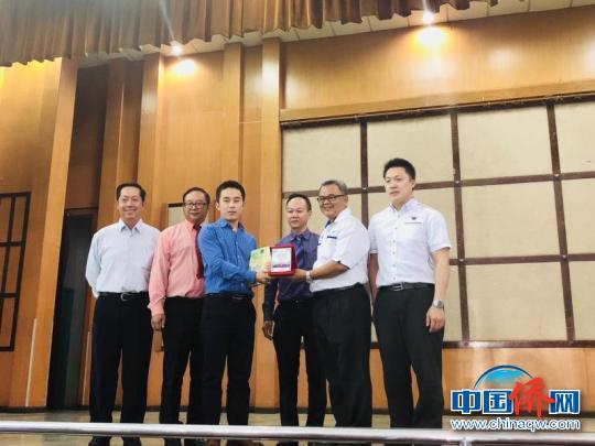 中国侨网马来西亚留华同学会为巡讲教师授“奖励状”。　钟欣　摄