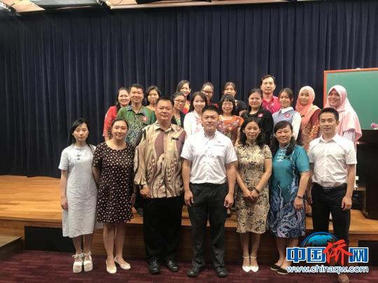 巡讲团马六甲州与当地华校部分华文教师合影。　钟欣 摄